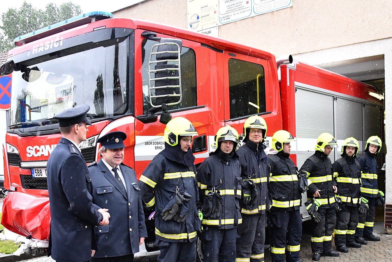 Slavnostní předání nové hasičské cisterny Jednotce sboru dobrovolných hasičů Brno-Žebětín