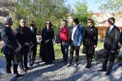 Zasazení stromu česko-francouzského přátelství za účasti primátorky M. Vaňkové a francouzského velvyslance Rolanda Galharagua