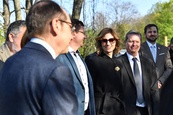 Zasazení stromu česko-francouzského přátelství za účasti primátorky M. Vaňkové a francouzského velvyslance Rolanda Galharagua