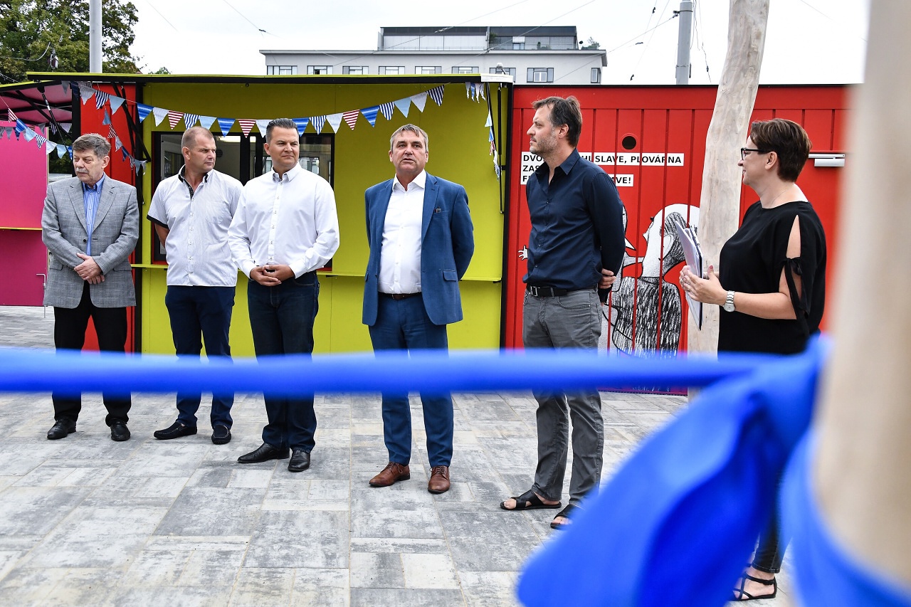 Slavnostní otevření nově zbudovaného parku a kavárny s veřejnými toaletami na Mendlově náměstí