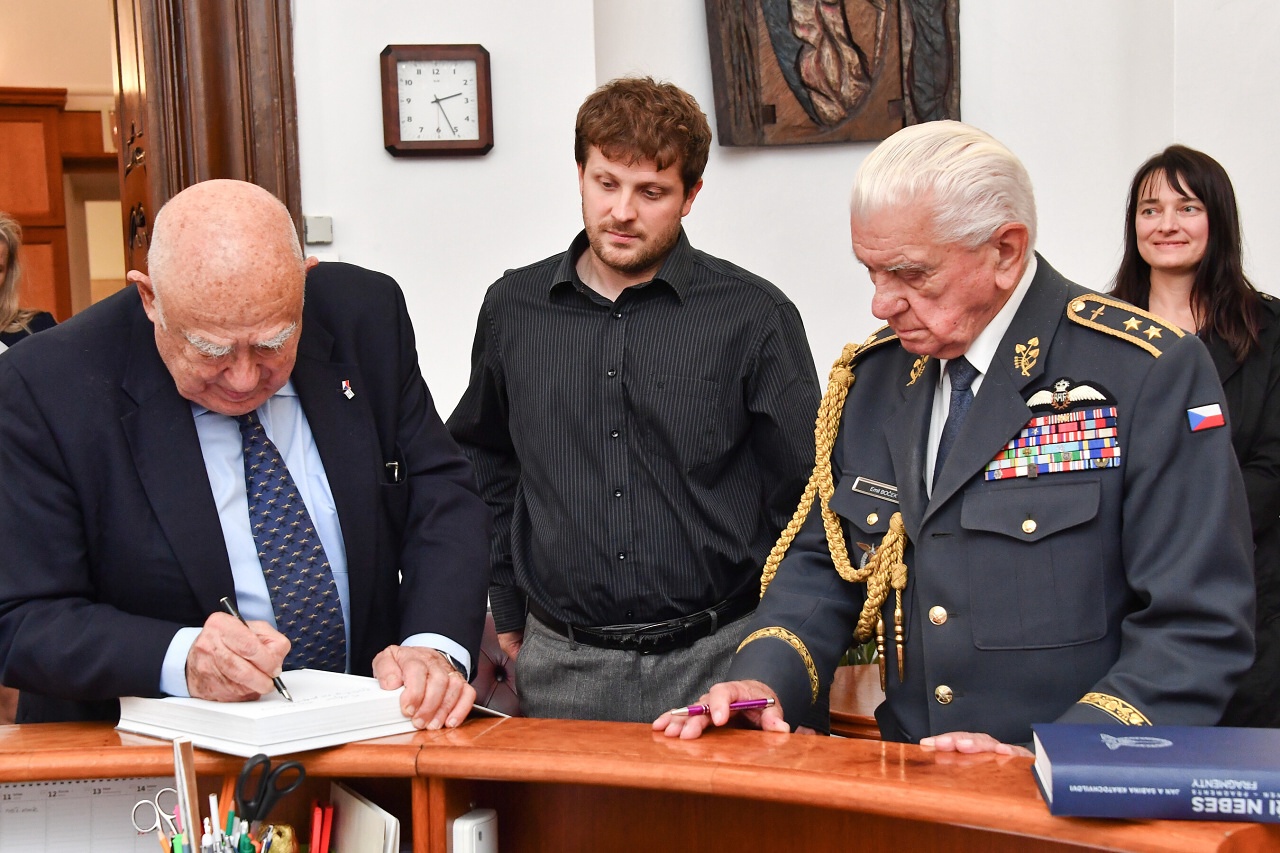 Přijetí letců z druhé světové války generálmajora Emila Bočka a majora Huga Meisla-Maroma