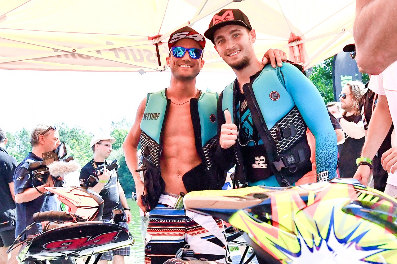 Jezdci MotoGP surfovali na přehradě