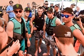 Jezdci MotoGP surfovali na přehradě