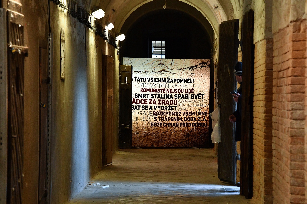 Pietní akt u nově objeveného základu popraviště ve věznici Cejl