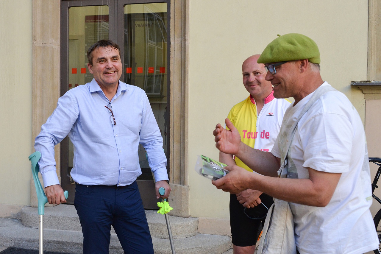 Setkání účastníků cyklistické pouti Tour de Franz s primátorem P. Vokřálem