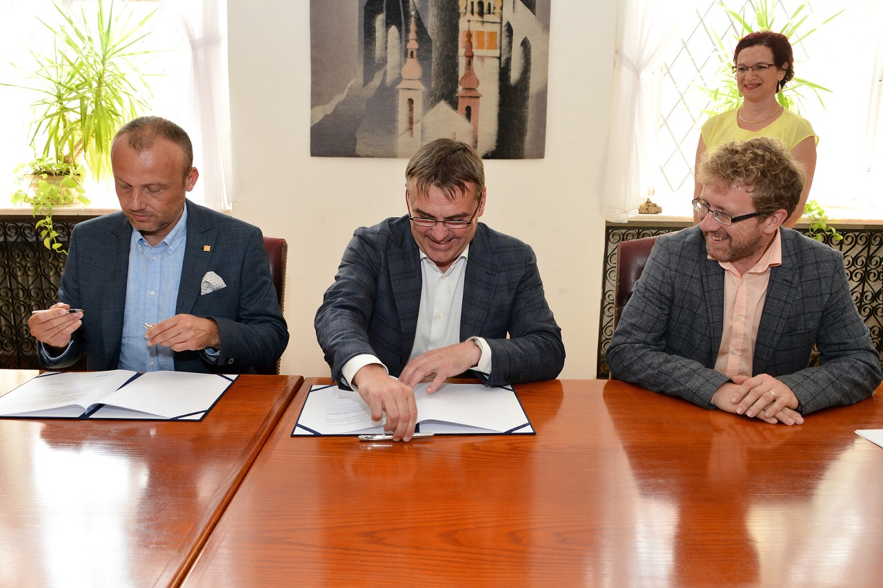 Podpis memoranda o spolupráci při přípravě protipovodňové ochrany Brna - za účasti primátora P. Vokřála, náměstka primátora M. Andera a generálního ředitele Povodí Moravy J. Hodovského