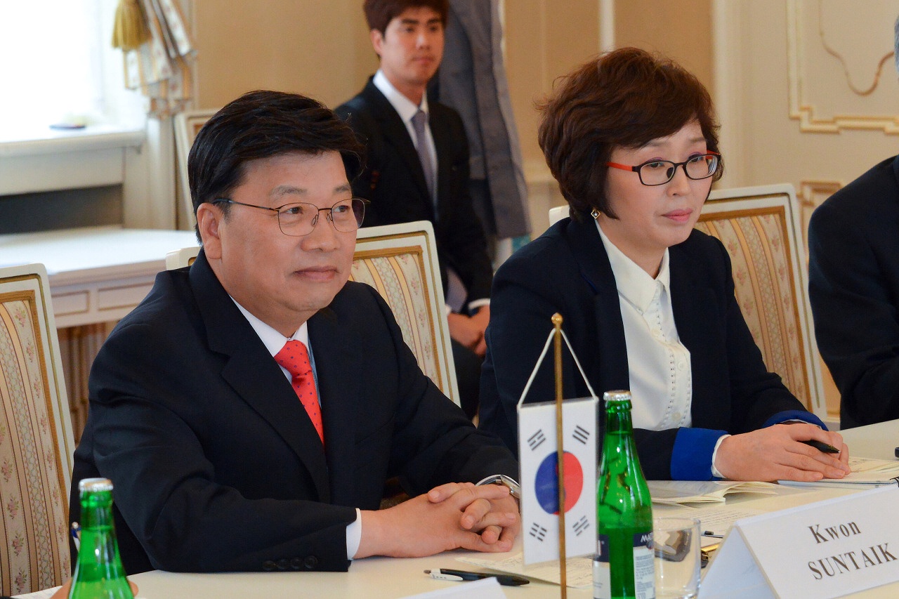 Přijetí primátora města Tedžonu Kwona Suntaika primátorem P. Vokřálem a podpis Dohody o navázání partnerských vztahů