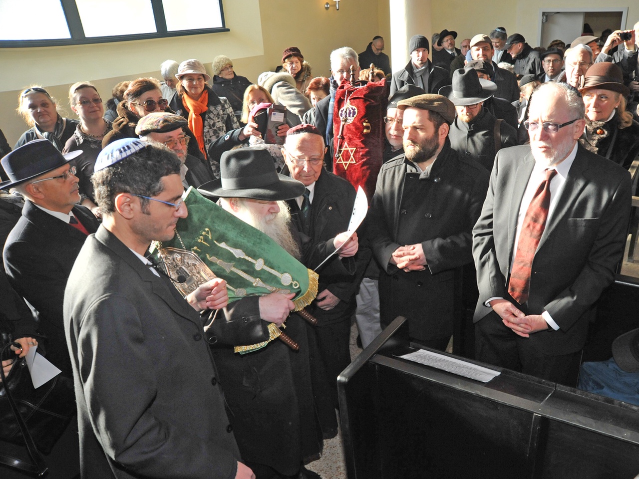 Slavnostní vnesení nové Tóry do synagogy Agudas Achim