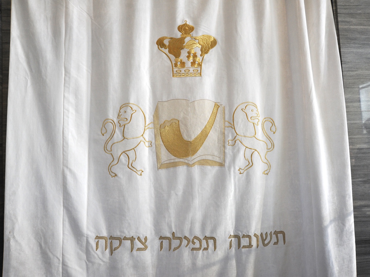 Slavnostní vnesení nové Tóry do synagogy Agudas Achim
