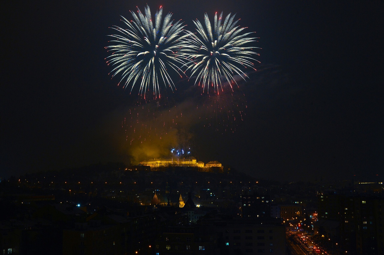 Novoroční ohňostroj Otevřené Brno, město uprostřed Evropy nad hradem Špilberkem konaný v rámci akce Novoroční Brno 2016