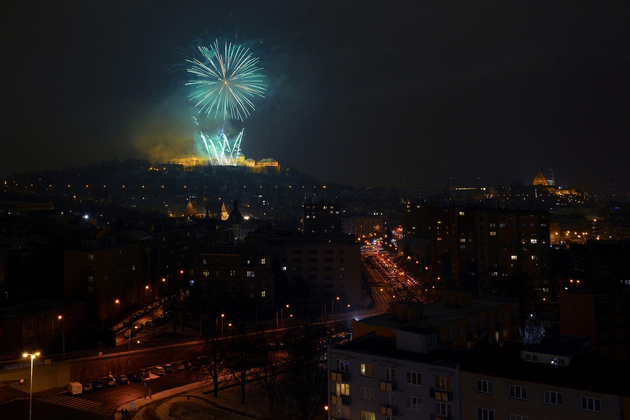 Novoroční ohňostroj Otevřené Brno, město uprostřed Evropy nad hradem Špilberkem konaný v rámci akce Novoroční Brno 2016
