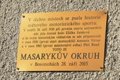 Vzpomínka na první start závodu automobilů na Masarykově okruhu a slavnostní umístění cedulky u starého startu