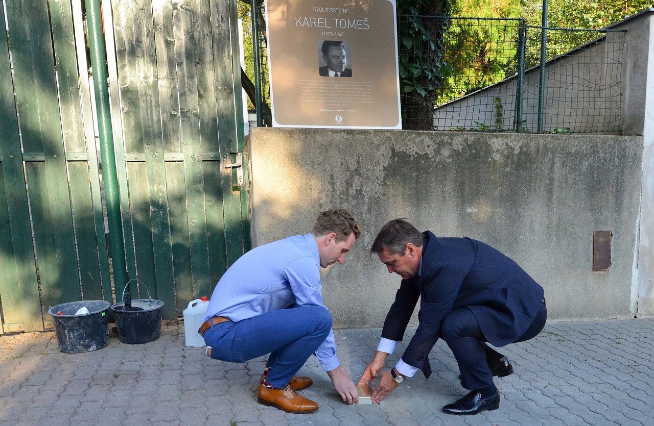 Slavnostní akt položení kamene za Karla Tomeše v rámci projektu Stolpersteine/Kameny zmizelých