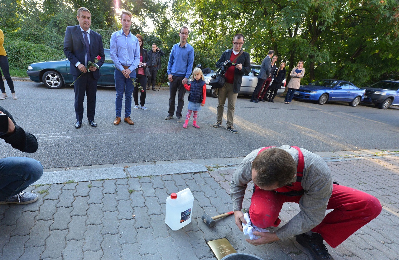Slavnostní akt položení kamene za Karla Tomeše v rámci projektu Stolpersteine/Kameny zmizelých