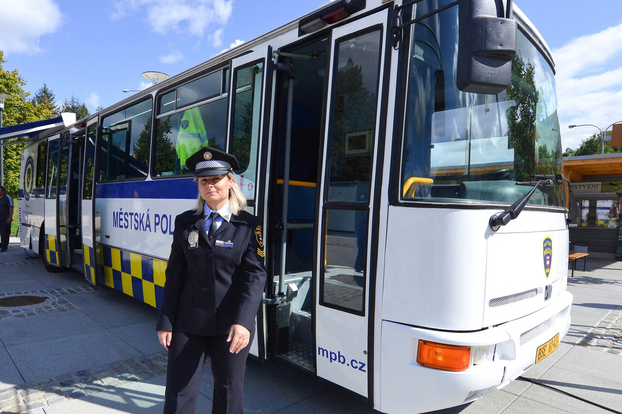 Předání nového autobusu Mobilního poradenského centra MOBIDIK Městské policii Brno
