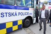 Předání nového autobusu Mobilního poradenského centra MOBIDIK Městské policii Brno