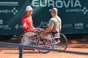 Předání poháru vítězi mezinárodního mistrovství ČR v tenise na vozíku Brno Cup 2015