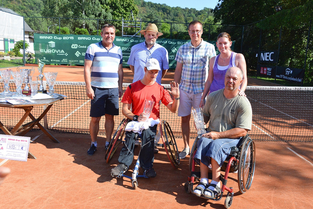 Předání poháru vítězi mezinárodního mistrovství ČR v tenise na vozíku Brno Cup 2015