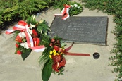 Položení kytic u pamětních desek k uctění památky obětí z 21. srpna 1968 a 1969