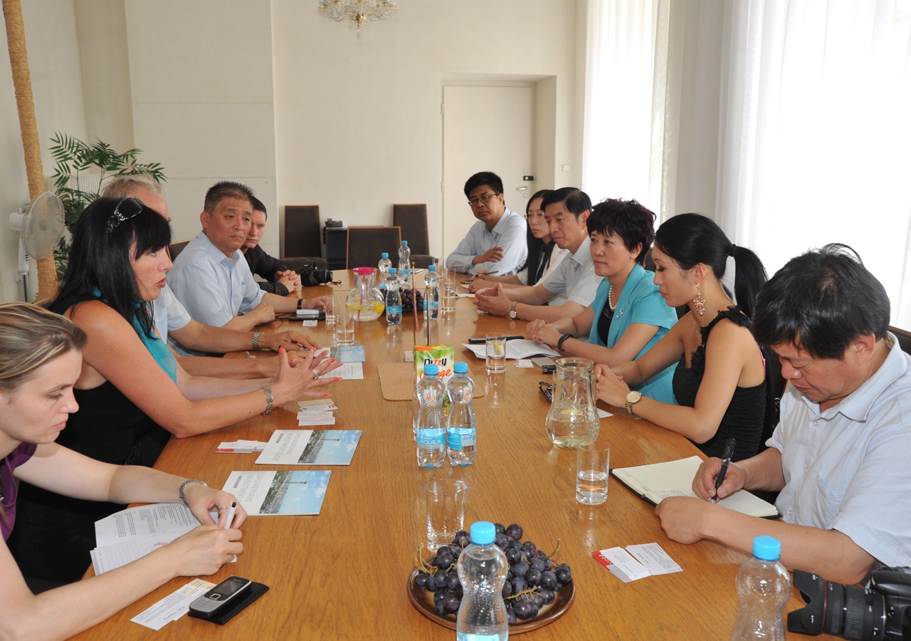 Přijetí hospodářské a kulturní delegace z města Shi Jiazhuang