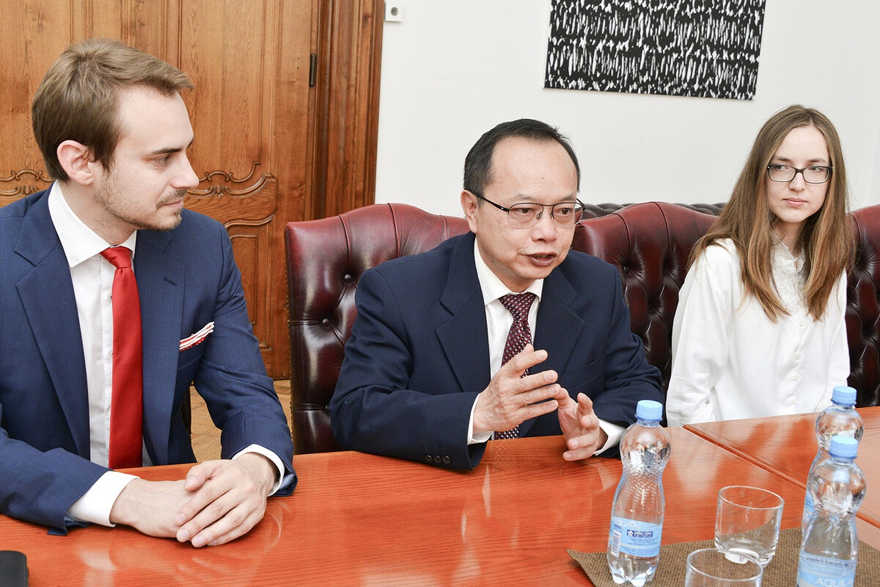 Setkání s viceprezidentem tchajwanské společnosti HTC Bruce Lee  a zástupcem agentury CzechInvest Michalem Žižlavským