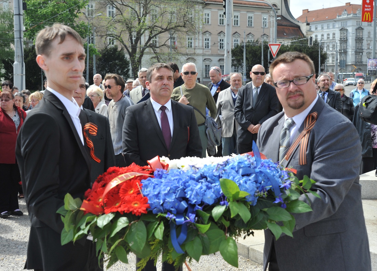 Položení věnců na Moravském náměstí u sochy Rudoarmějce