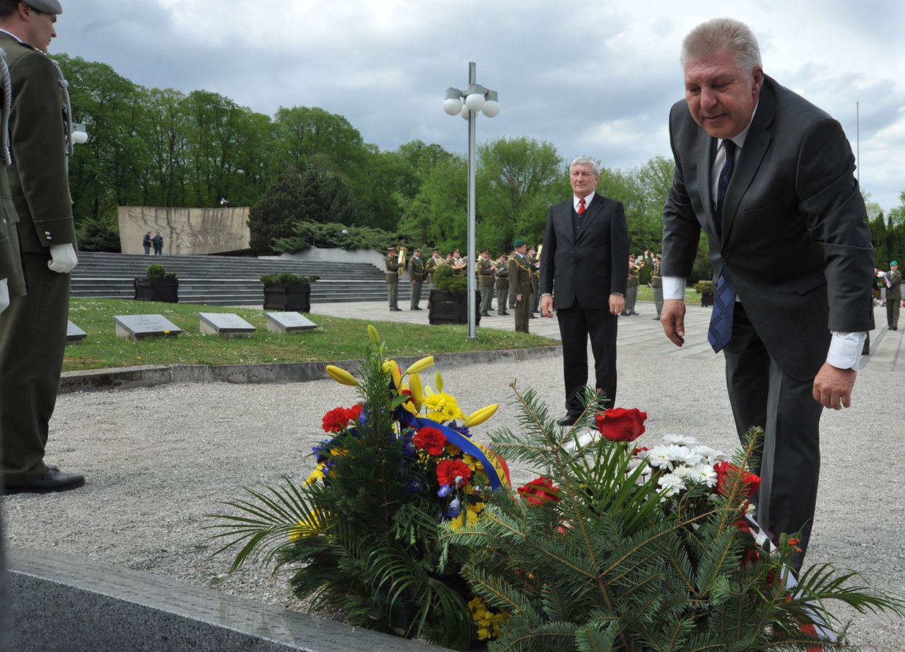 Pietní akt u pomníku rumunských hrdinů