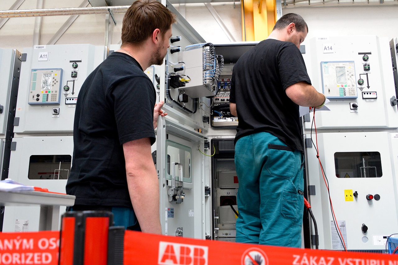 Slavnostní otevření nových provozních hal na výrobu přístrojů a rozváděčů vysokého napětí společnosti ABB