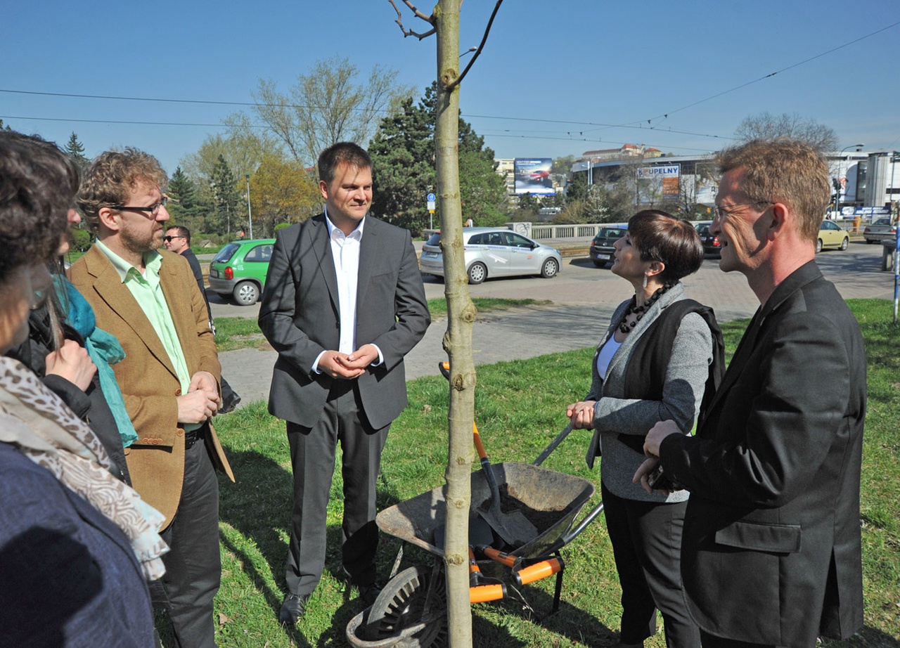 Slavnostní odhalení cedule a zasazení památného stromu u příležitosti 50. výročí spolupráce měst Brna a Rennes