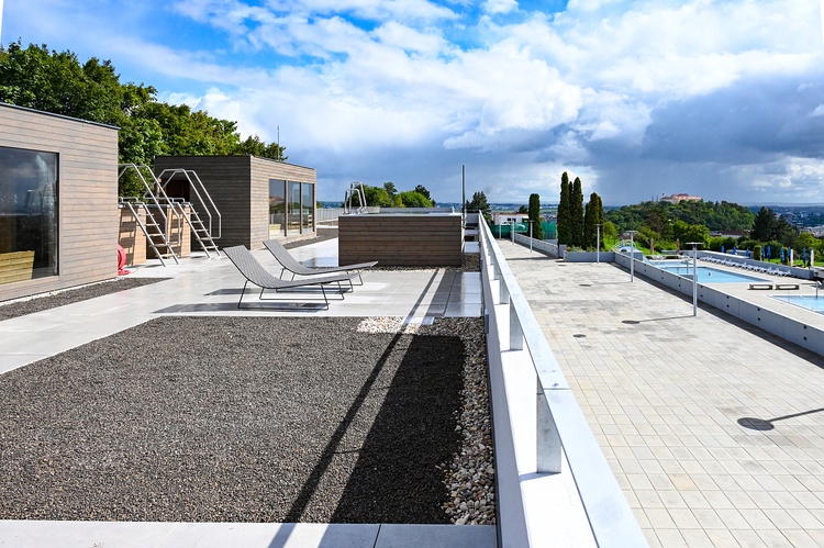 Panoramatické sauny na střeše objektu