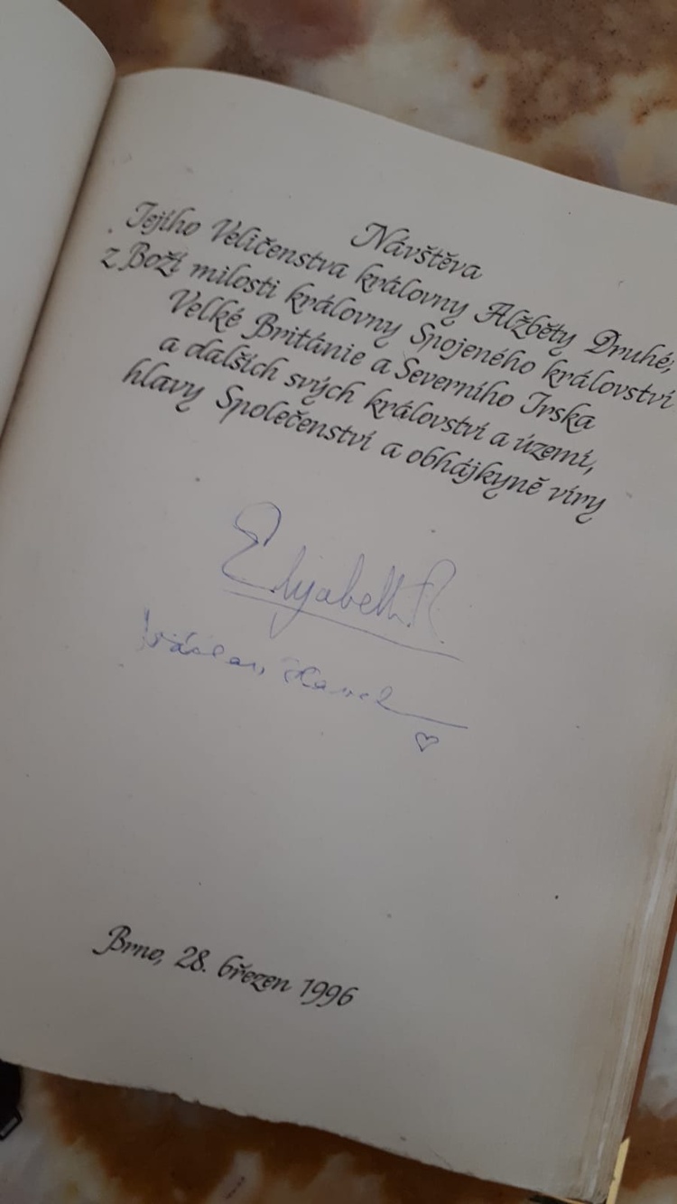 Podpis Alžběty 2. a Václava Havla v pamětní knize města Brna