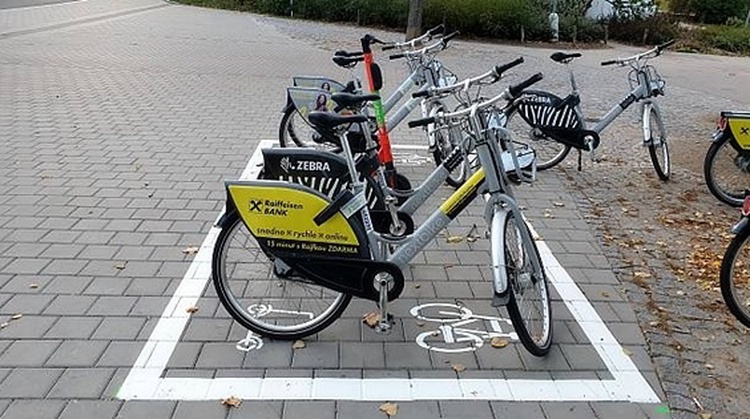 Sdílená kola a koloběžky budou uživatelé odkládat na předem daná místa