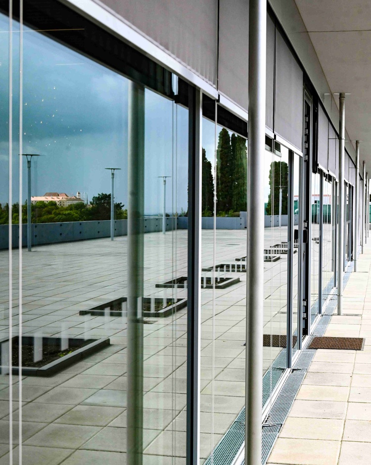 Wellness centrum nahradilo původní přízemní budovu ze 70. let minulého století mezi účelovou komunikací nad koupalištěm a venkovním bazénem. Vstup do wellness bude přes hlavní vchod do areálu. Prostory jsou členěny na společenskou, klidovou, vodní a saunovou část, naplánováno je také oddělené místo pro masáže. Architektonické řešení připravila architektonická kancelář DRNH a centrum za 21 měsíců postavila firma Komfort.