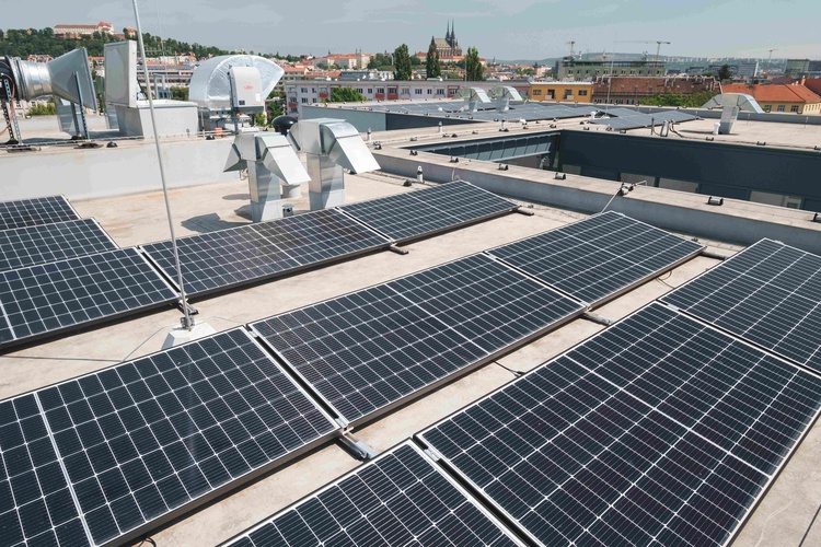 Solární panely na střechách městských bytových domů na Vojtově 7 a 9. Foto: SAKO Brno
