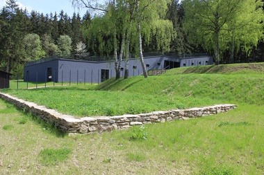 V památníku holocaustu Romů a Sintů v Hodoníně u Kunštátu byla v roce 2021 otevřena rozsáhlá expozice o historii tábora. Areál je přístupný od dubna do října a vstup bez průvodce je zdarma. Foto: Muzeum romské kultury