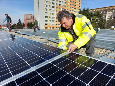 Už měsíc se na střechách městských budov instalují fotovoltaické panely. Foto: SAKO Brno SOLAR