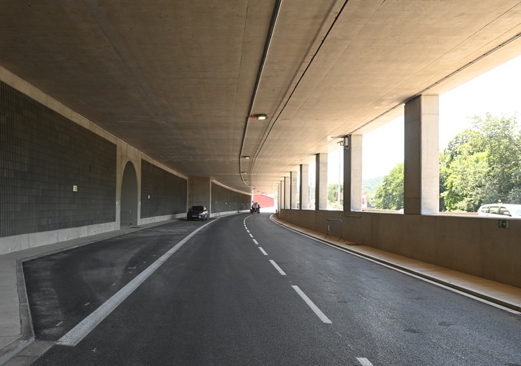 Od 1. srpna se provoz ze starého okruhu a dosavadní obslužné komunikace přesune do hotové galerie vedle tunelu. Foto: Zdeněk Kolařík