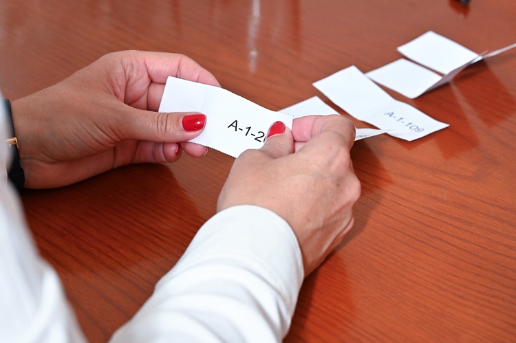Na sto lidí se včera usmálo štěstí při losování dárkových poukazů v rámci Dárcovského přeboru. Foto: M. Schmerková