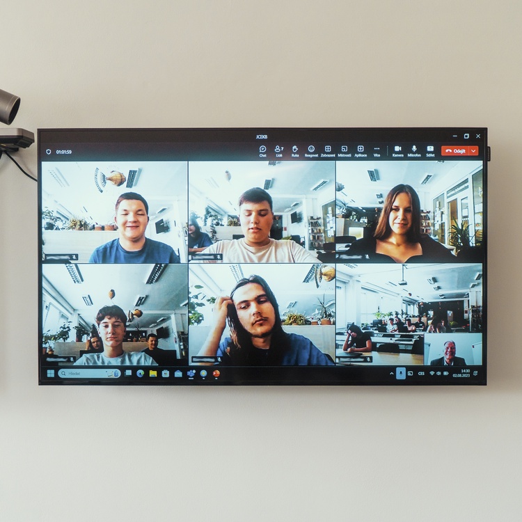 studenti při online výuce