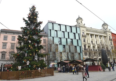 Strom na náměstí Svobody se rozsvítí v pátek v 17.00. Foto: Z. Kolařík