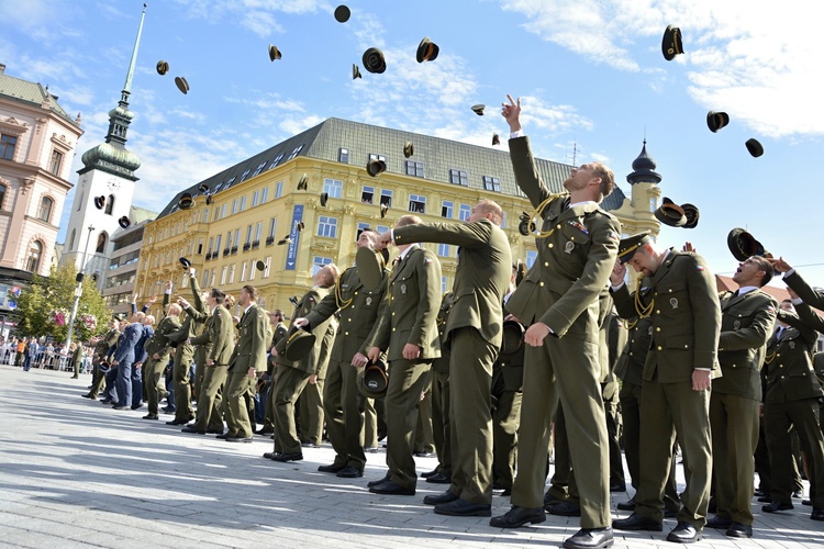 Absolventi Univerzity obrany slavnostne vyhazují do vzduchu vojenské čepice na závěr vyřazovacího ceremoniálu, foto: archiv UNOB