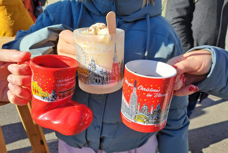 Středoevropské Vánoce: Nezapomenout Weihnachtsmarkt, Punsch, Glühwein. Vánoce a Vídeň jsou pevně spojeny