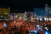 celkový pohled na vánoční trhy na náměstí Svobody