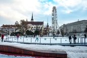 kluziště a vyhlídkové kolo na Moravském náměstí