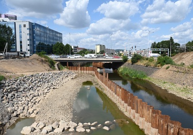 Pracuje se nyní zejména na Poříčí v úseku od Novosadského mostu po most na Vídeňské (snímek z července 2023). Foto: Zdeněk Kolařík